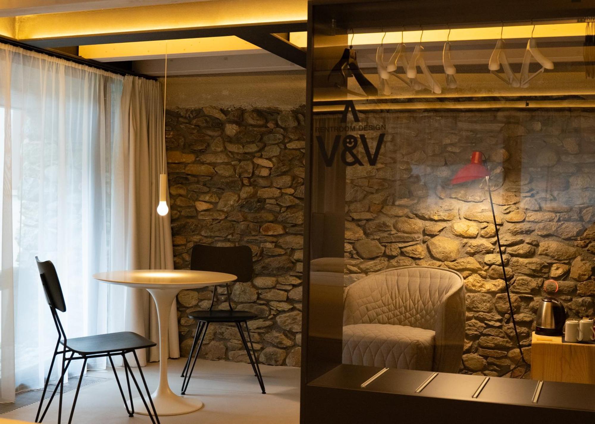 V&V RentRoom Design Gignod Buitenkant foto